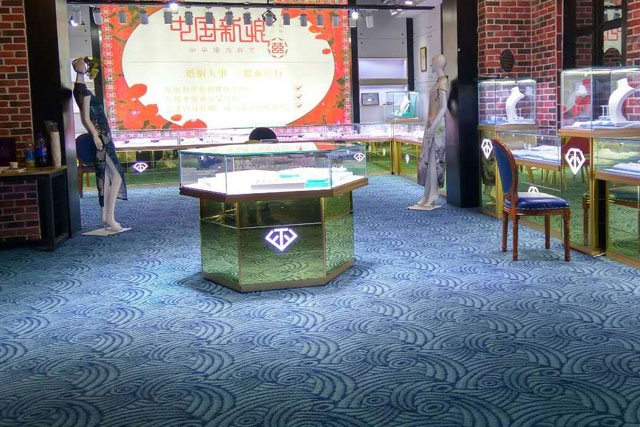 圓形珠寶展柜深入分析的三個優(yōu)點(diǎn) 圓形珠寶展柜深入分析的三個優(yōu)點(diǎn)