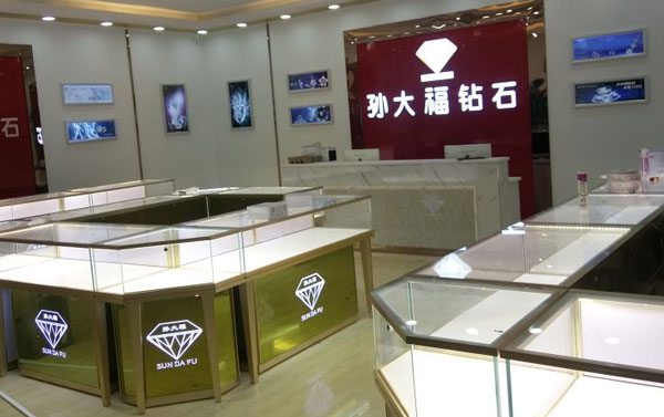 鋁合金玻璃展示柜可以進(jìn)行定制嗎?有哪些注意事項?